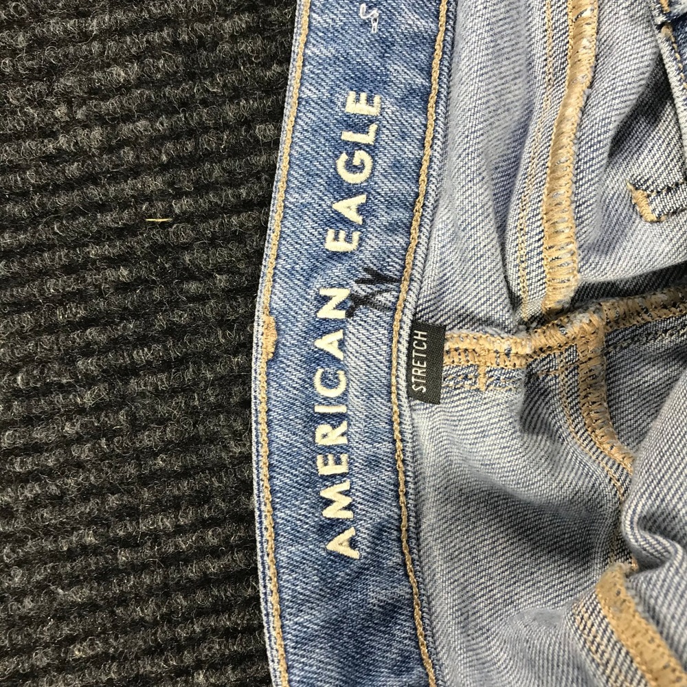 American Eagle Womens Light Wash High Waisted Mom Jeans Stretch Denim Size 10 - Picture 8 of 9